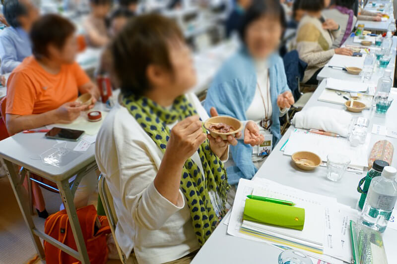 休憩（おもてなし）：憩のひととき。日本豊受自然農株式会社のお茶とお菓子。
